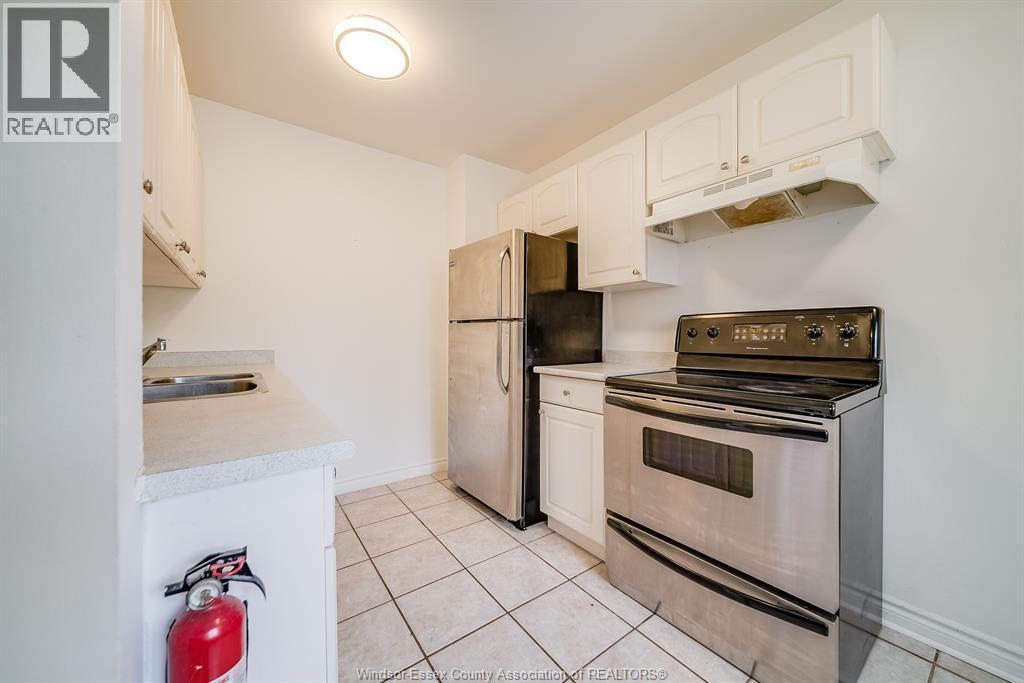 5486 Lassaline, Windsor, ON - Indoor Photo Showing Kitchen