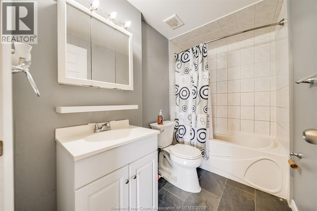 5486 Lassaline, Windsor, ON - Indoor Photo Showing Bathroom
