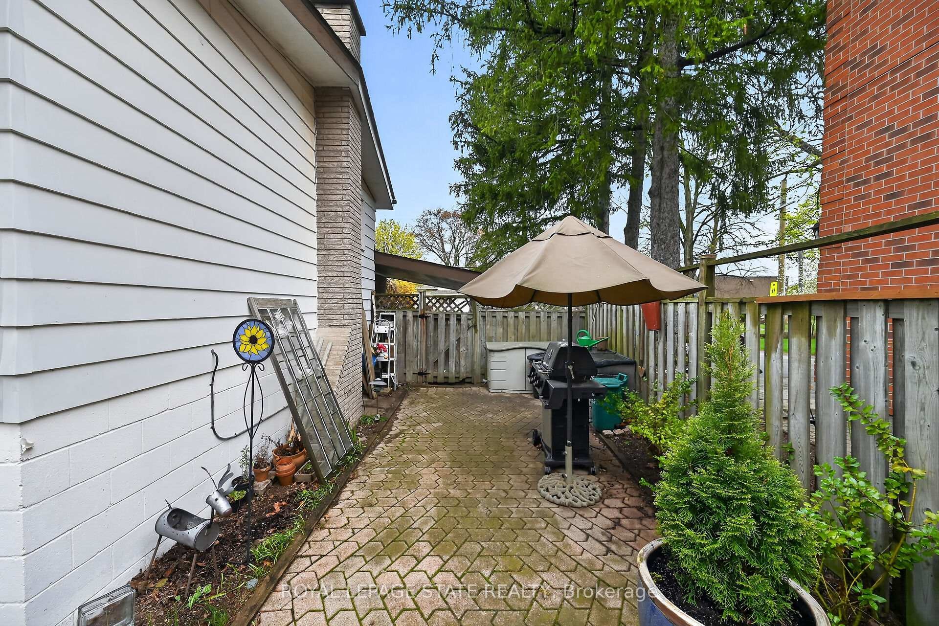582 Woodview Road, Burlington, ON - Outdoor