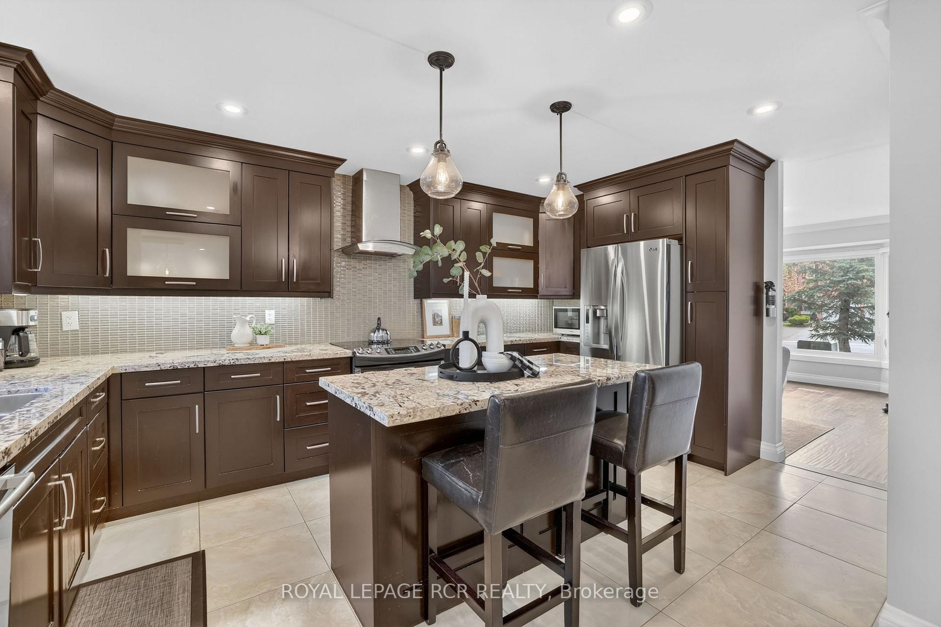 35 Mccabe Crescent, Caledon, ON - Indoor Photo Showing Kitchen With Upgraded Kitchen