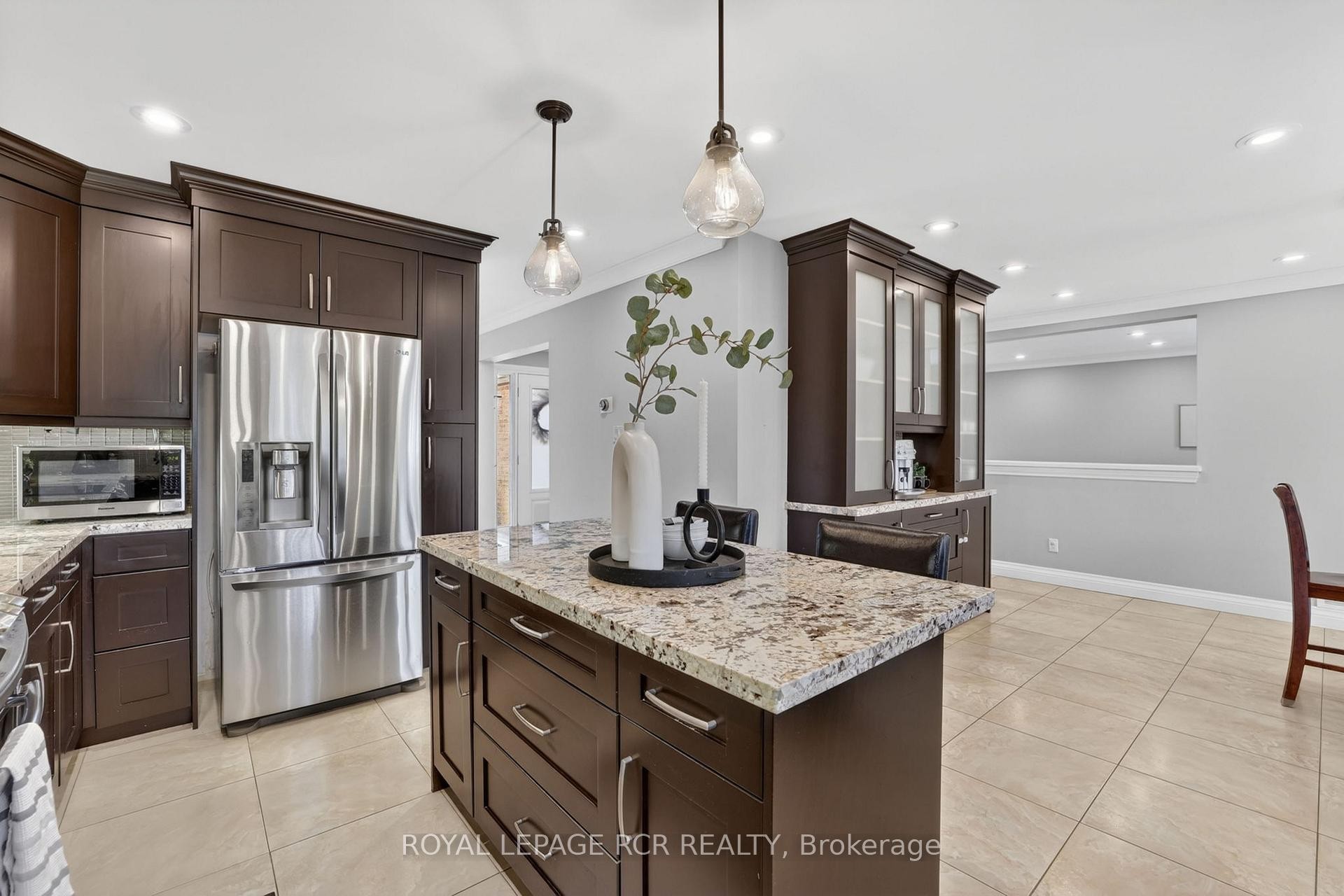 35 Mccabe Crescent, Caledon, ON - Indoor Photo Showing Kitchen With Upgraded Kitchen