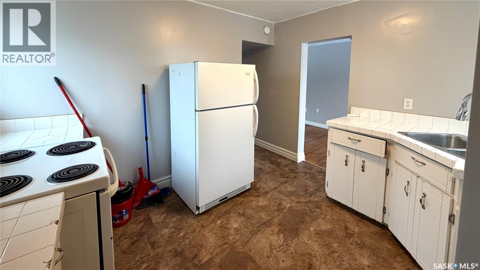 217 L Avenue N, Saskatoon, SK - Indoor Photo Showing Kitchen