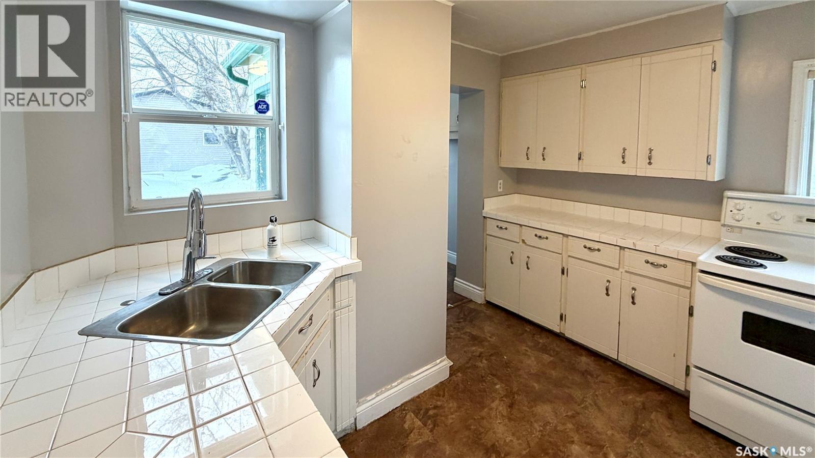 217 L Avenue N, Saskatoon, SK - Indoor Photo Showing Kitchen With Double Sink