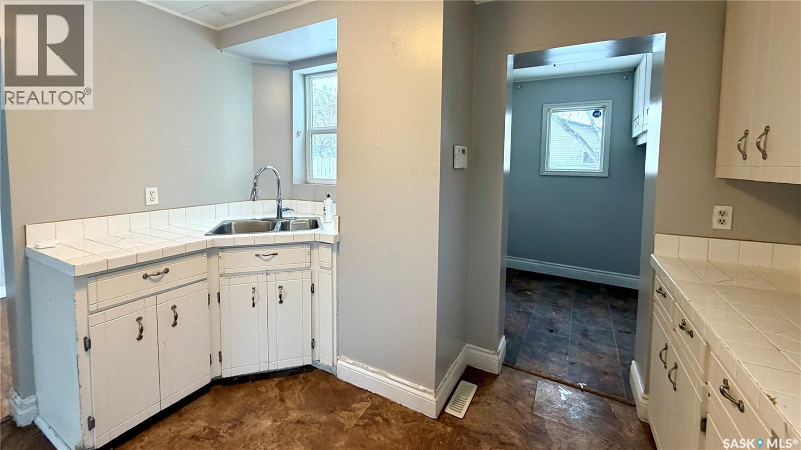 217 L Avenue N, Saskatoon, SK - Indoor