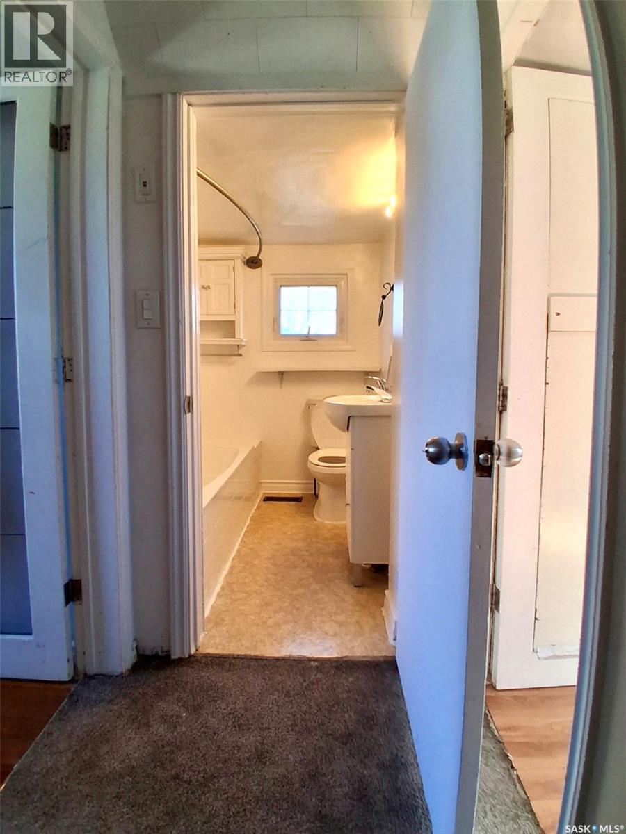 217 L Avenue N, Saskatoon, SK - Indoor Photo Showing Bathroom