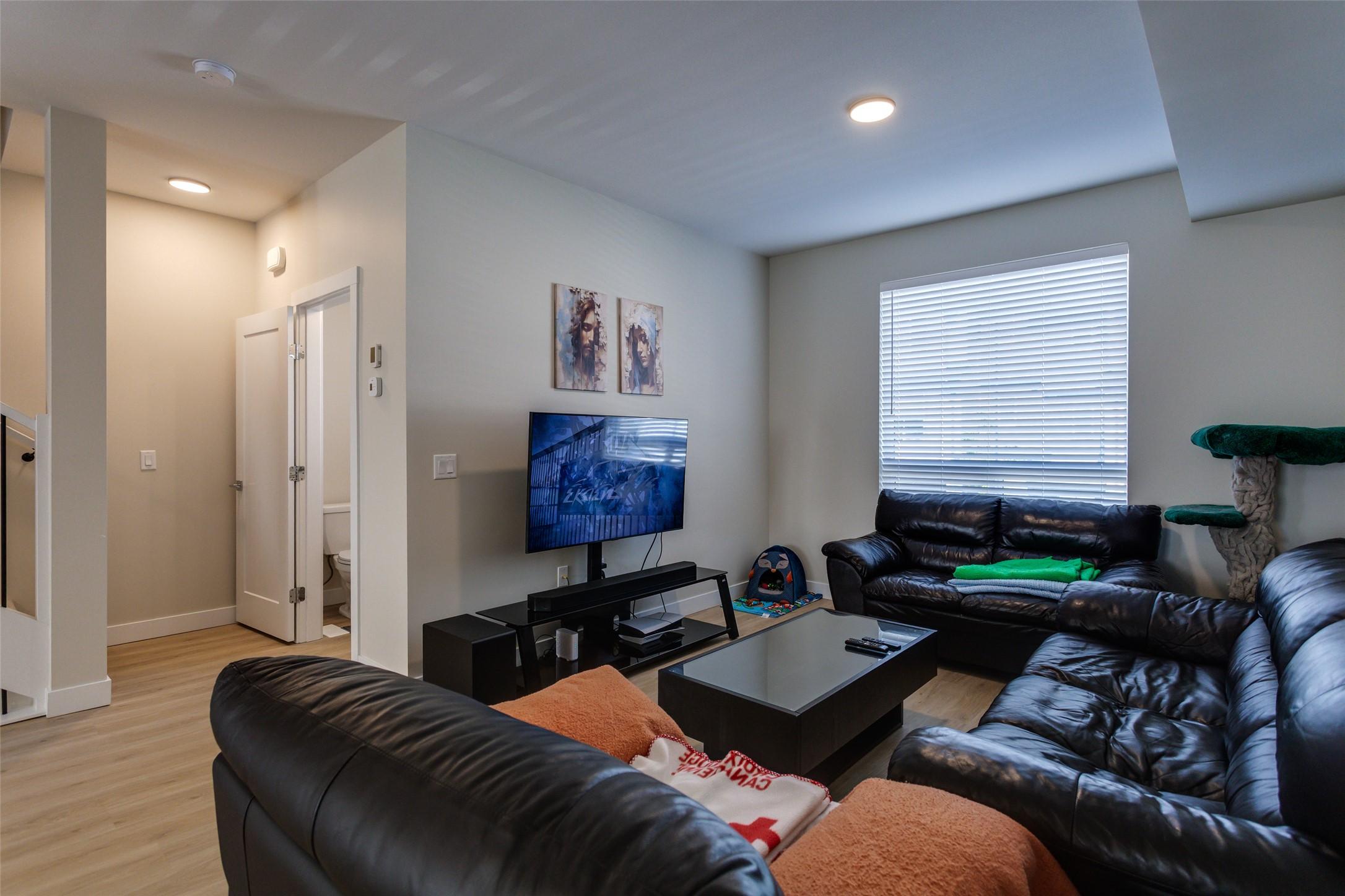 172-4025 Gellatly Road, West Kelowna, BC - Indoor Photo Showing Living Room