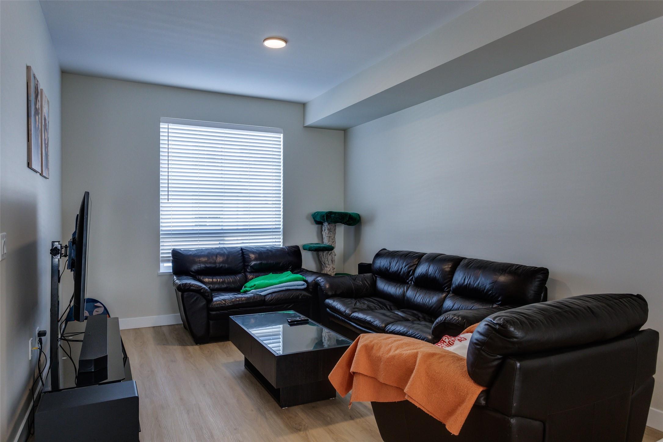 172-4025 Gellatly Road, West Kelowna, BC - Indoor Photo Showing Living Room