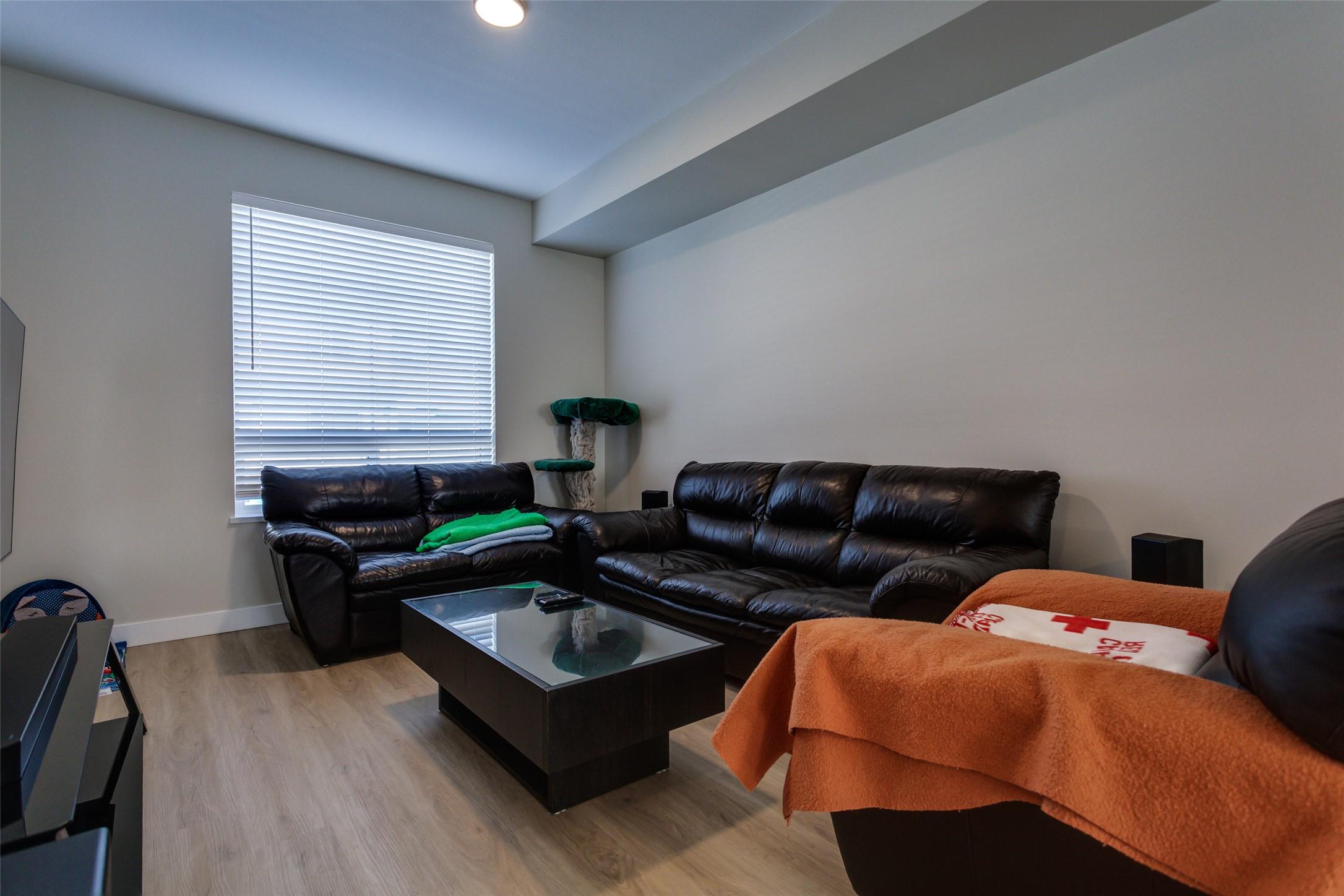 172-4025 Gellatly Road, West Kelowna, BC - Indoor Photo Showing Living Room