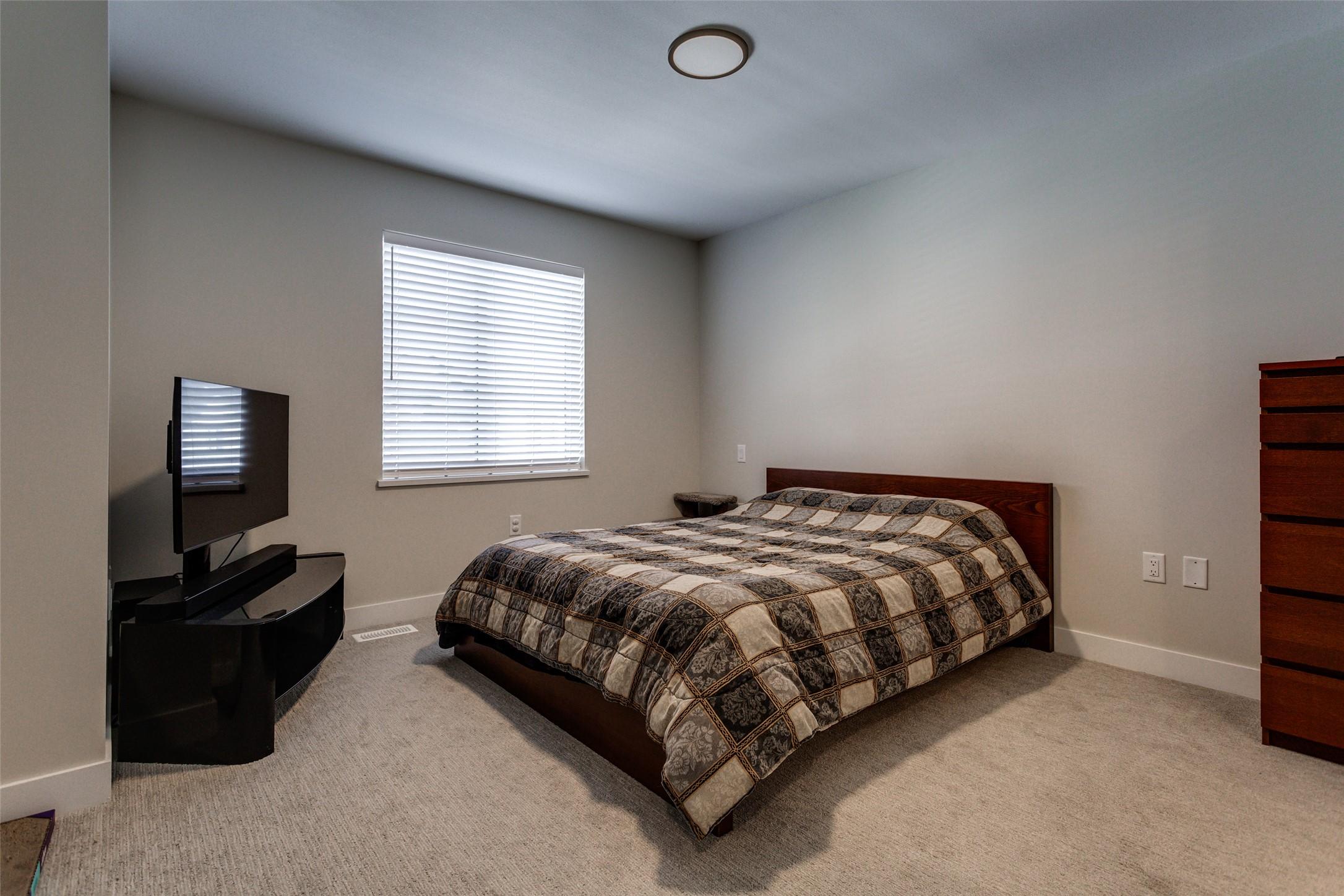 172-4025 Gellatly Road, West Kelowna, BC - Indoor Photo Showing Bedroom