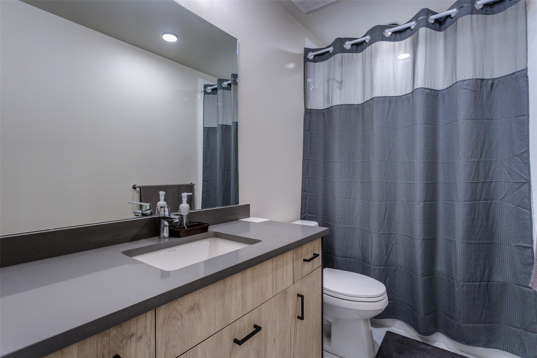 172-4025 Gellatly Road, West Kelowna, BC - Indoor Photo Showing Bathroom