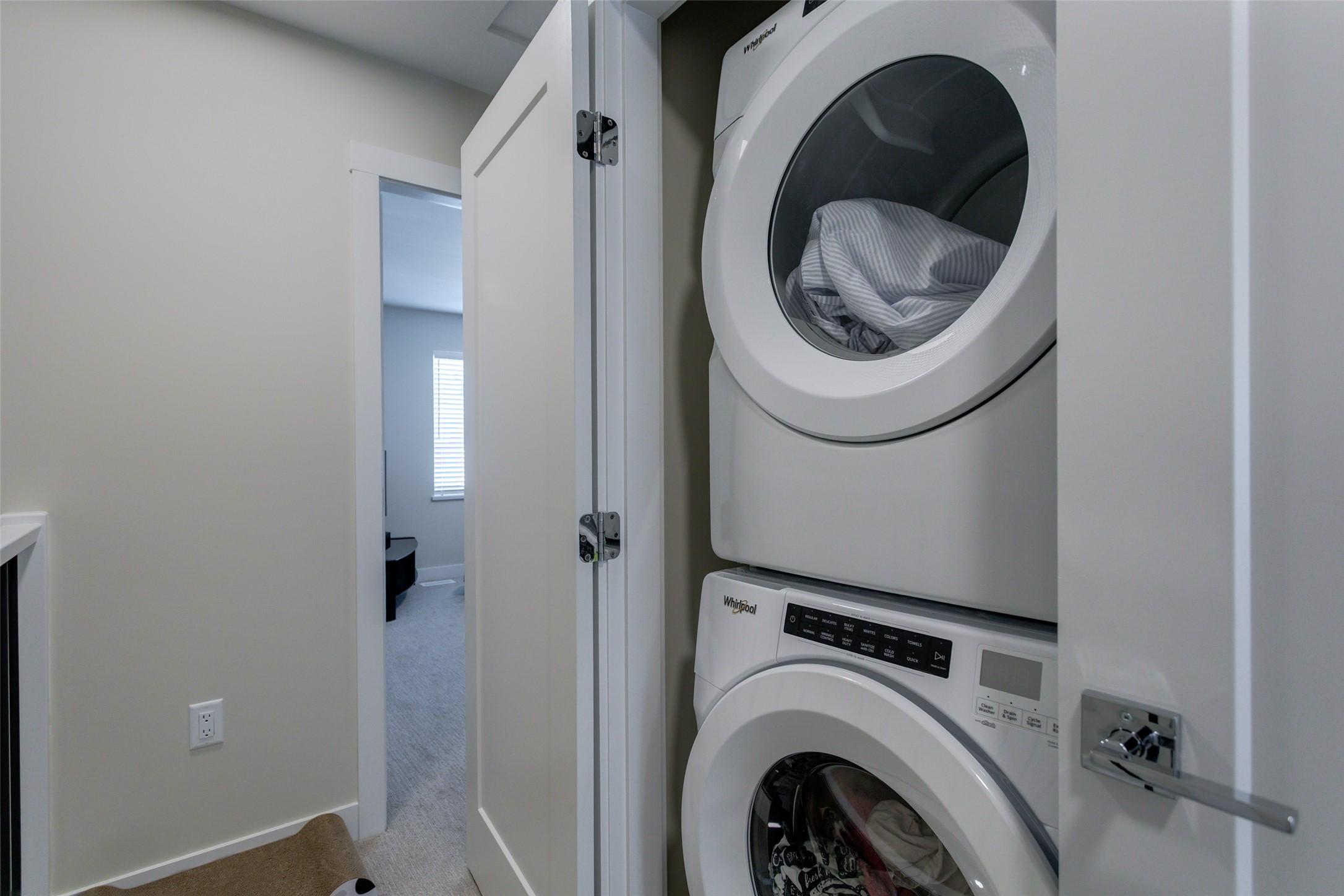 172-4025 Gellatly Road, West Kelowna, BC - Indoor Photo Showing Laundry Room
