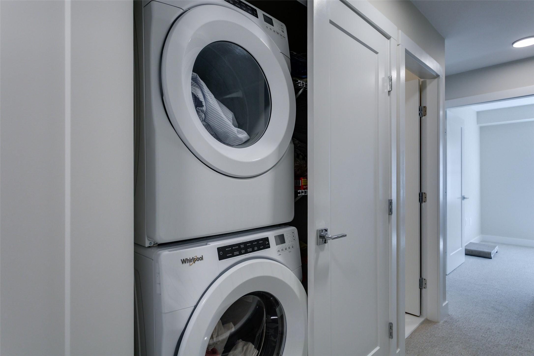 172-4025 Gellatly Road, West Kelowna, BC - Indoor Photo Showing Laundry Room