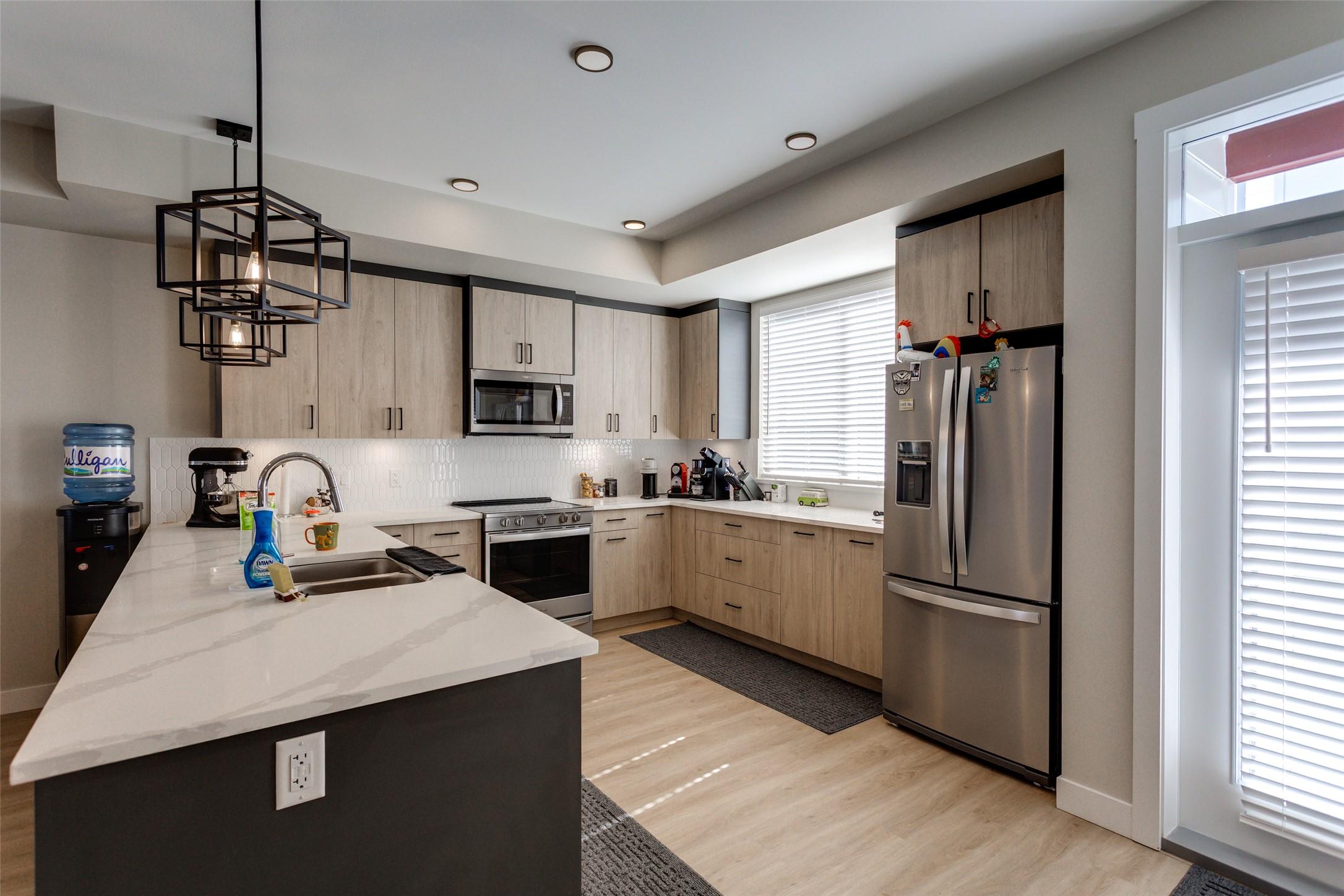172-4025 Gellatly Road, West Kelowna, BC - Indoor Photo Showing Kitchen With Double Sink With Upgraded Kitchen