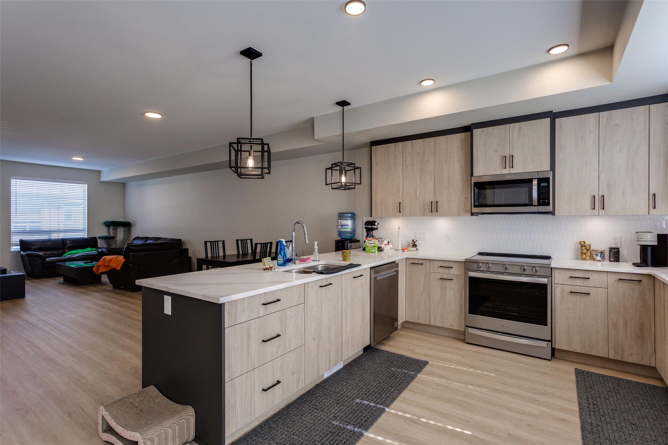 172-4025 Gellatly Road, West Kelowna, BC - Indoor Photo Showing Kitchen With Double Sink
