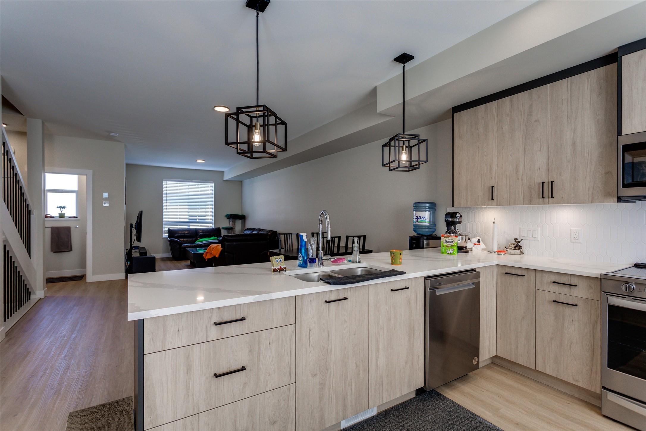 172-4025 Gellatly Road, West Kelowna, BC - Indoor Photo Showing Kitchen With Double Sink With Upgraded Kitchen