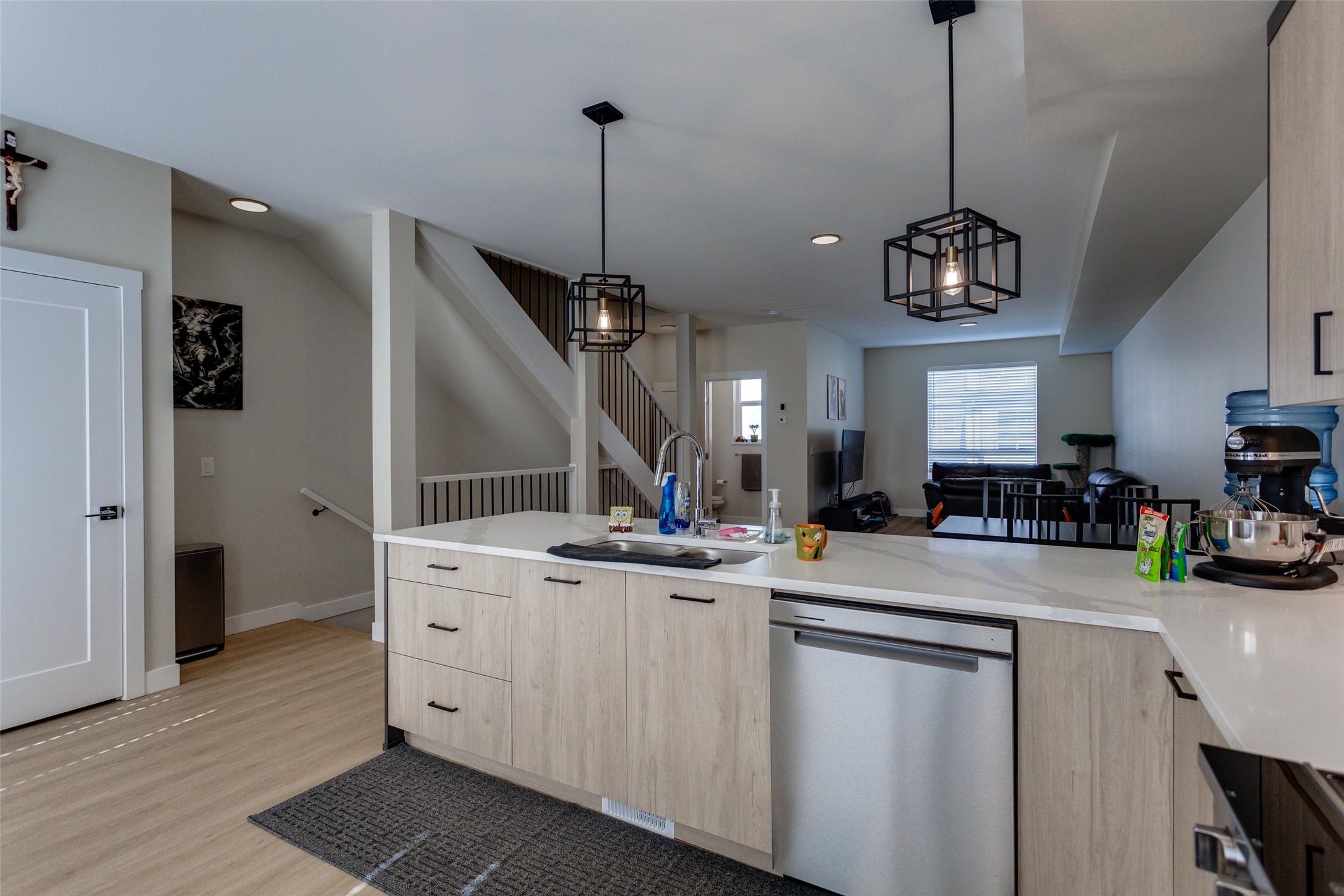 172-4025 Gellatly Road, West Kelowna, BC - Indoor Photo Showing Kitchen