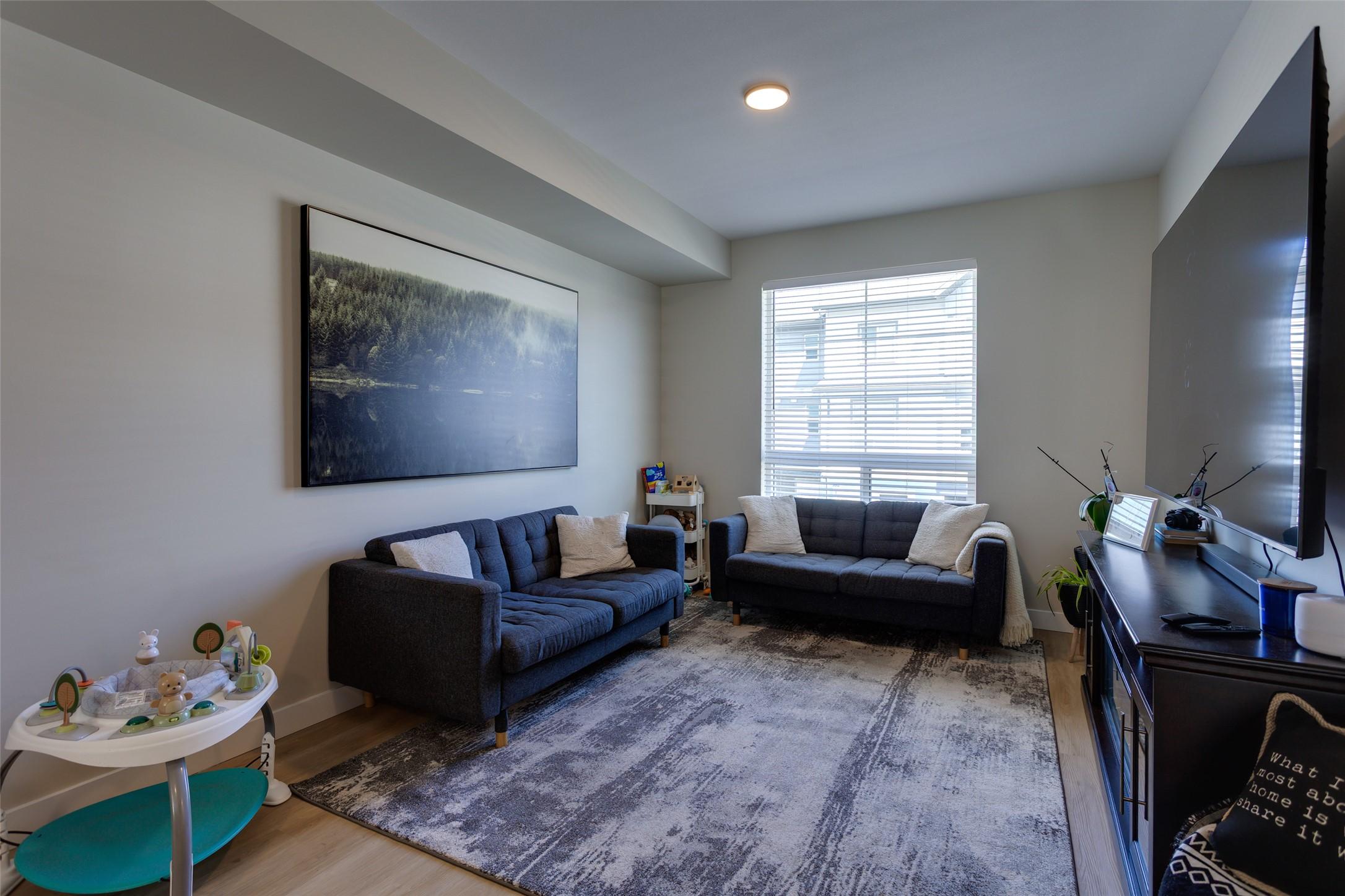 173-4025 Gellatly Road, West Kelowna, BC - Indoor Photo Showing Living Room