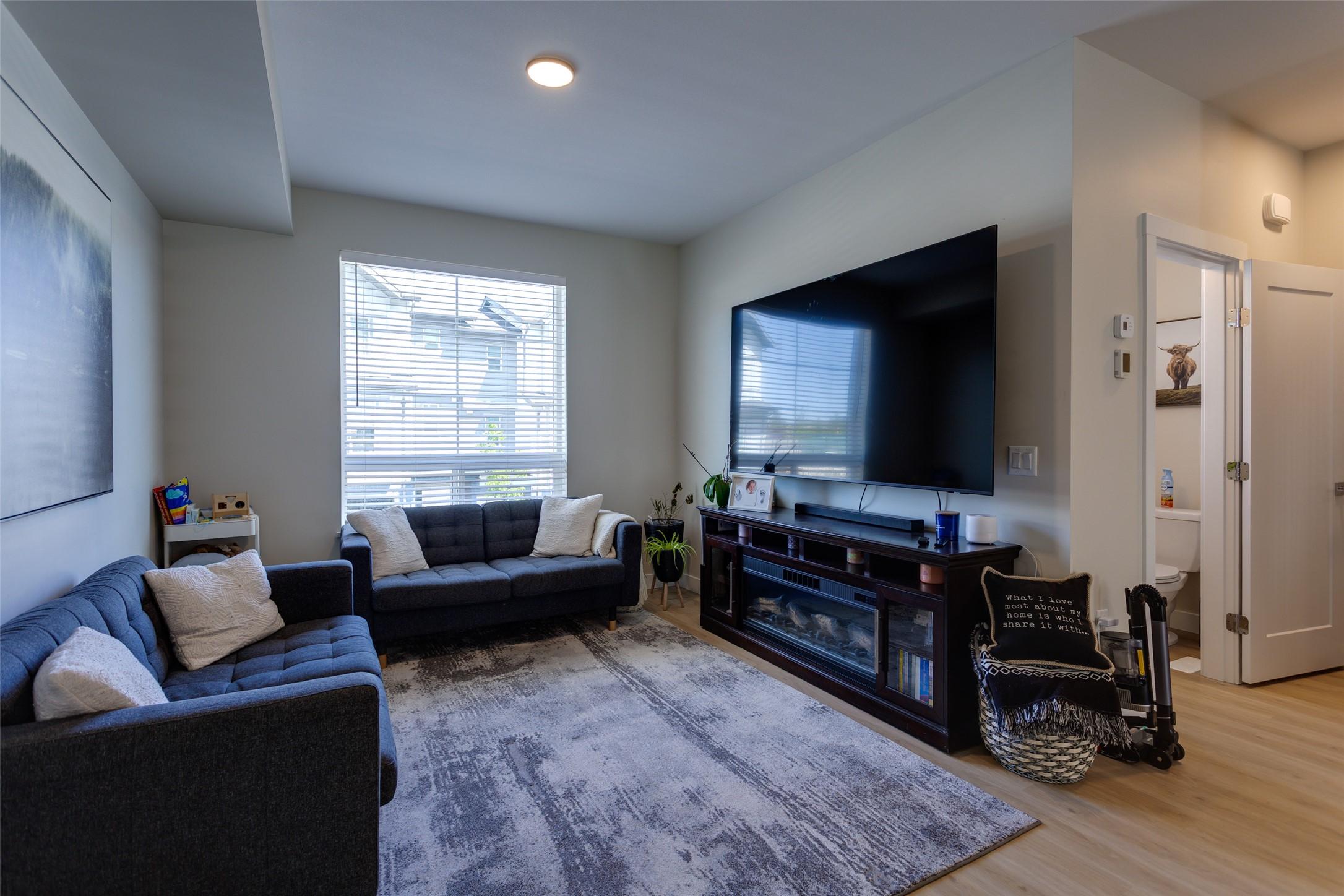 173-4025 Gellatly Road, West Kelowna, BC - Indoor Photo Showing Living Room