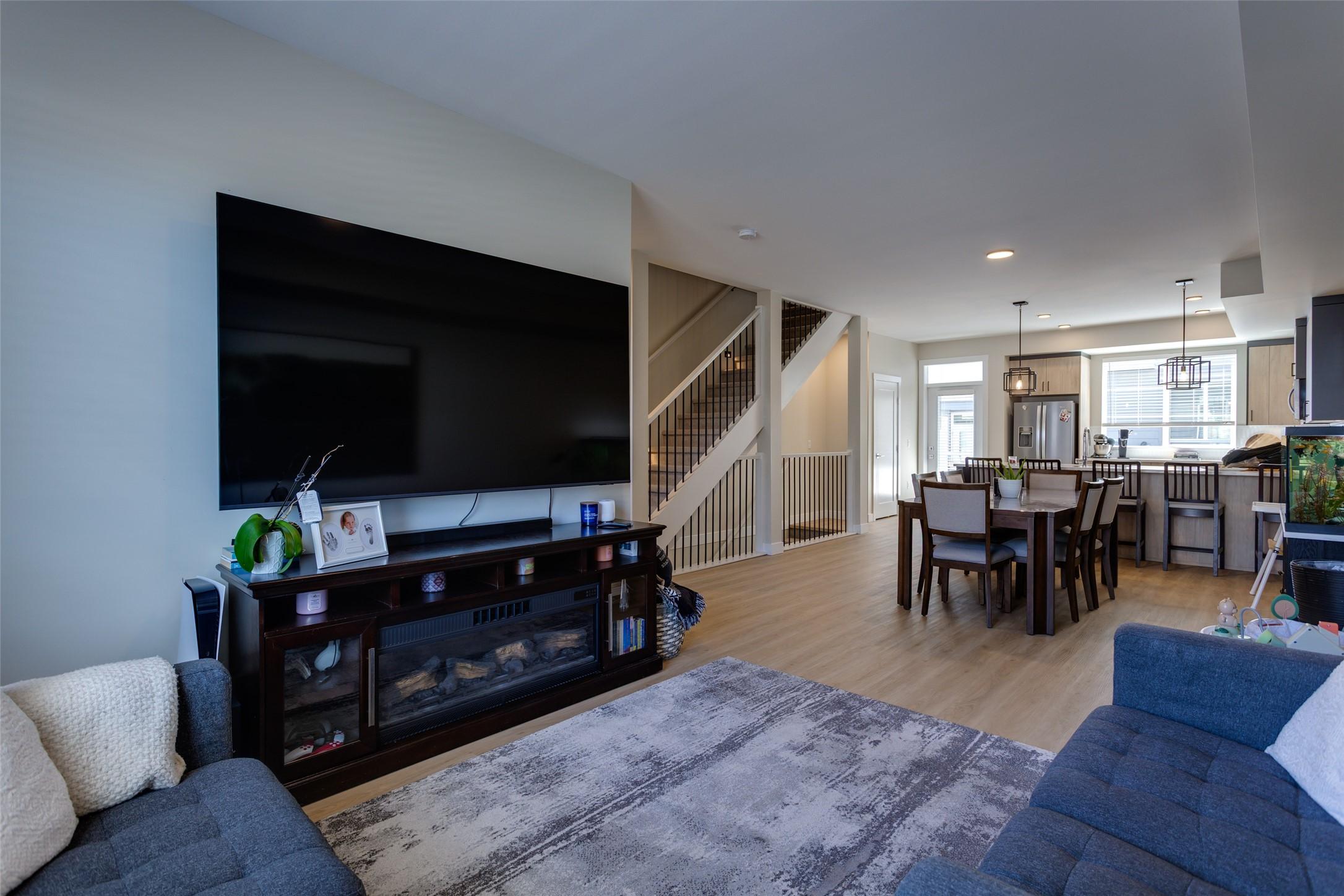 173-4025 Gellatly Road, West Kelowna, BC - Indoor Photo Showing Living Room