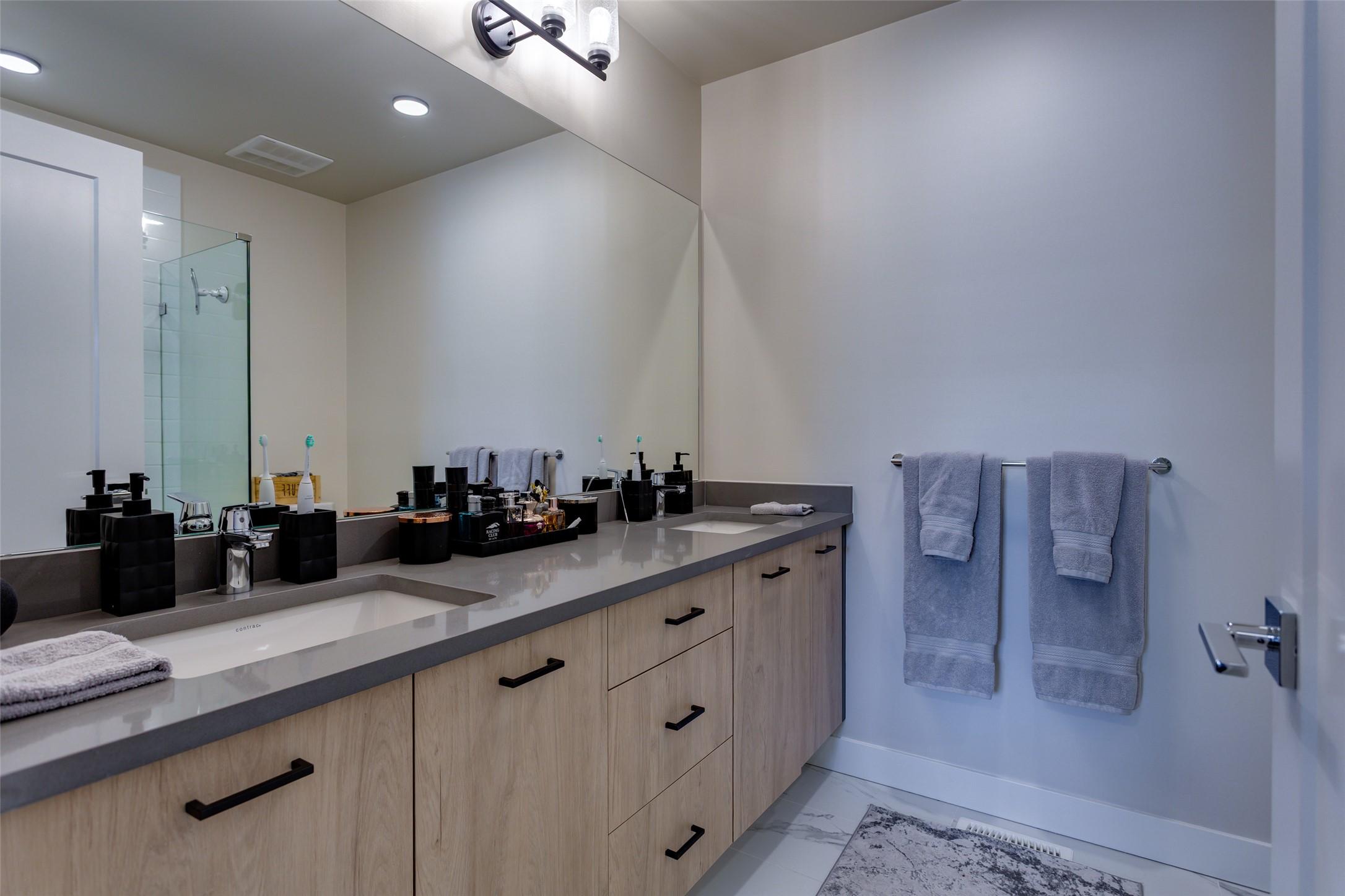 173-4025 Gellatly Road, West Kelowna, BC - Indoor Photo Showing Bathroom