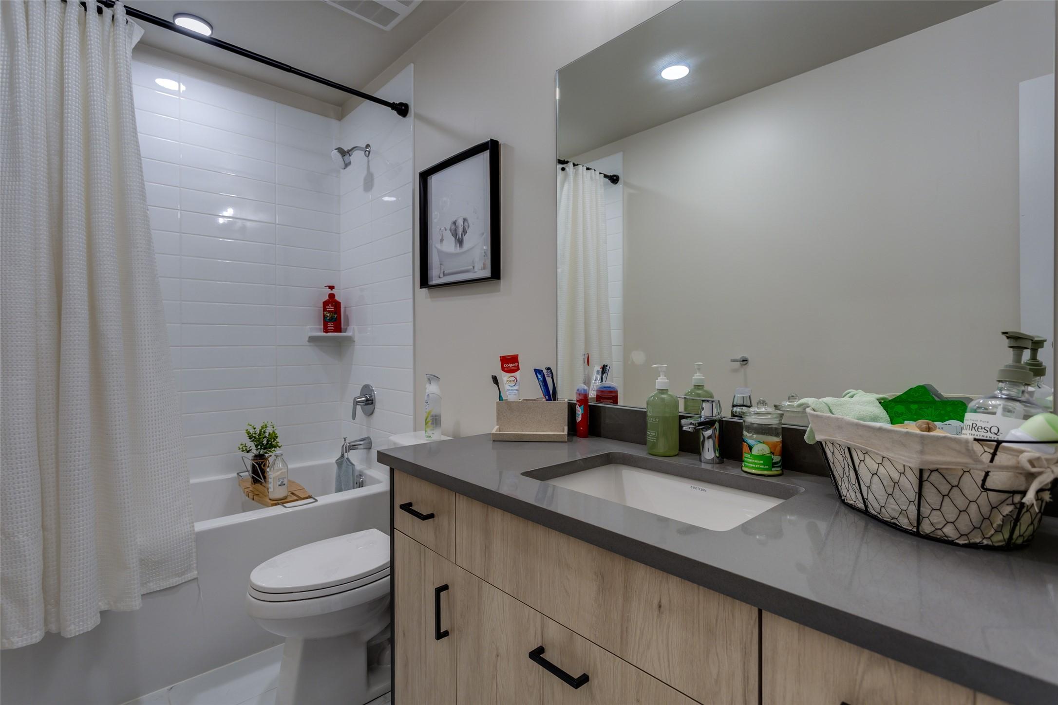 173-4025 Gellatly Road, West Kelowna, BC - Indoor Photo Showing Bathroom
