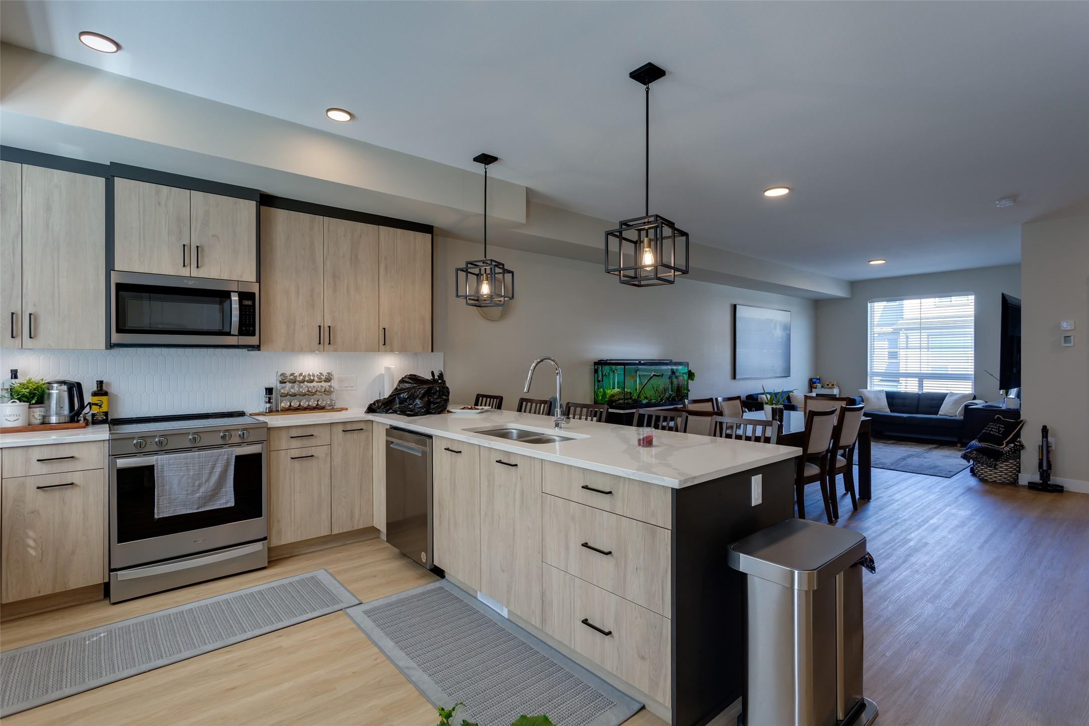 173-4025 Gellatly Road, West Kelowna, BC - Indoor Photo Showing Kitchen With Double Sink With Upgraded Kitchen