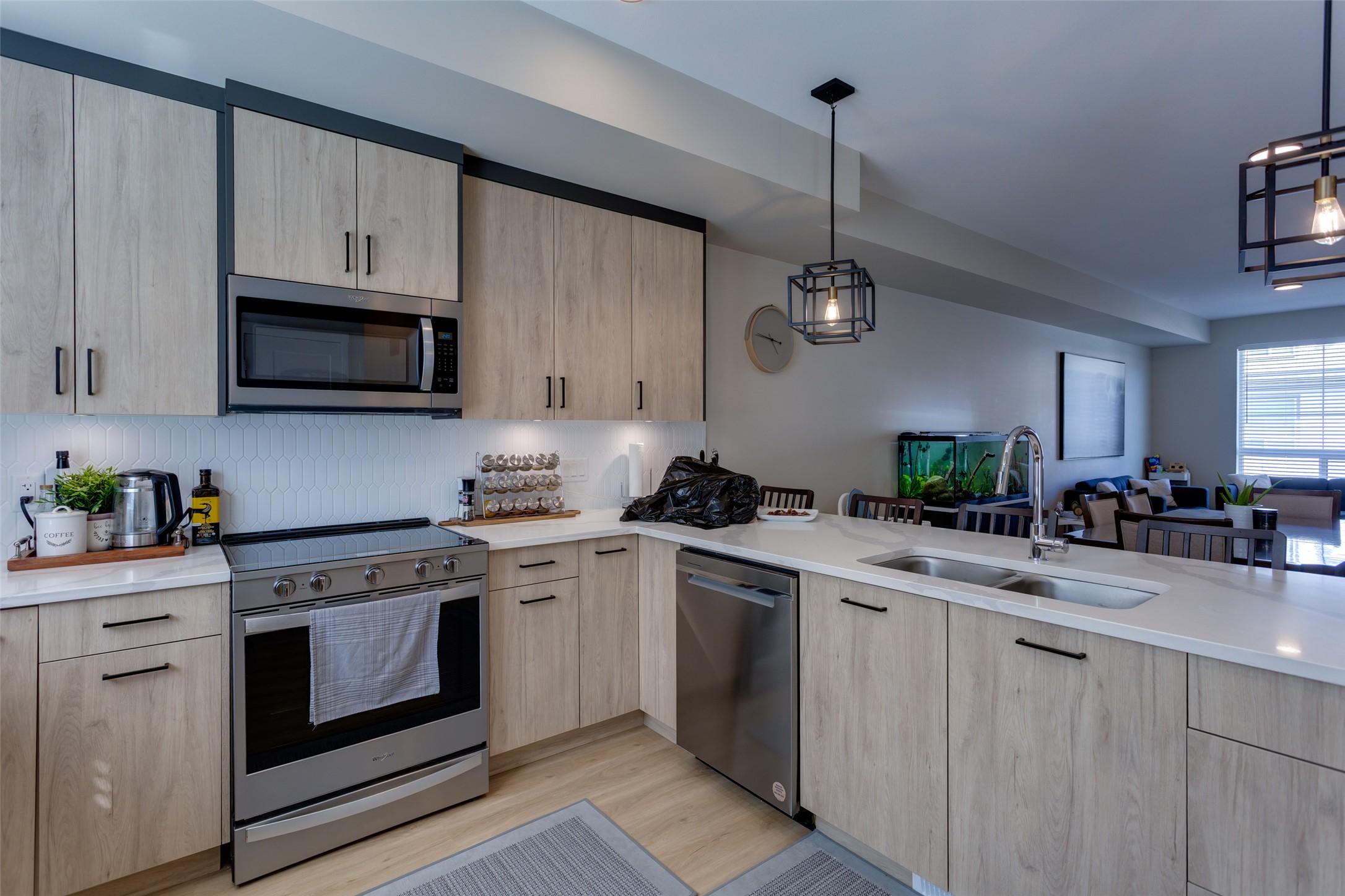 173-4025 Gellatly Road, West Kelowna, BC - Indoor Photo Showing Kitchen With Double Sink With Upgraded Kitchen