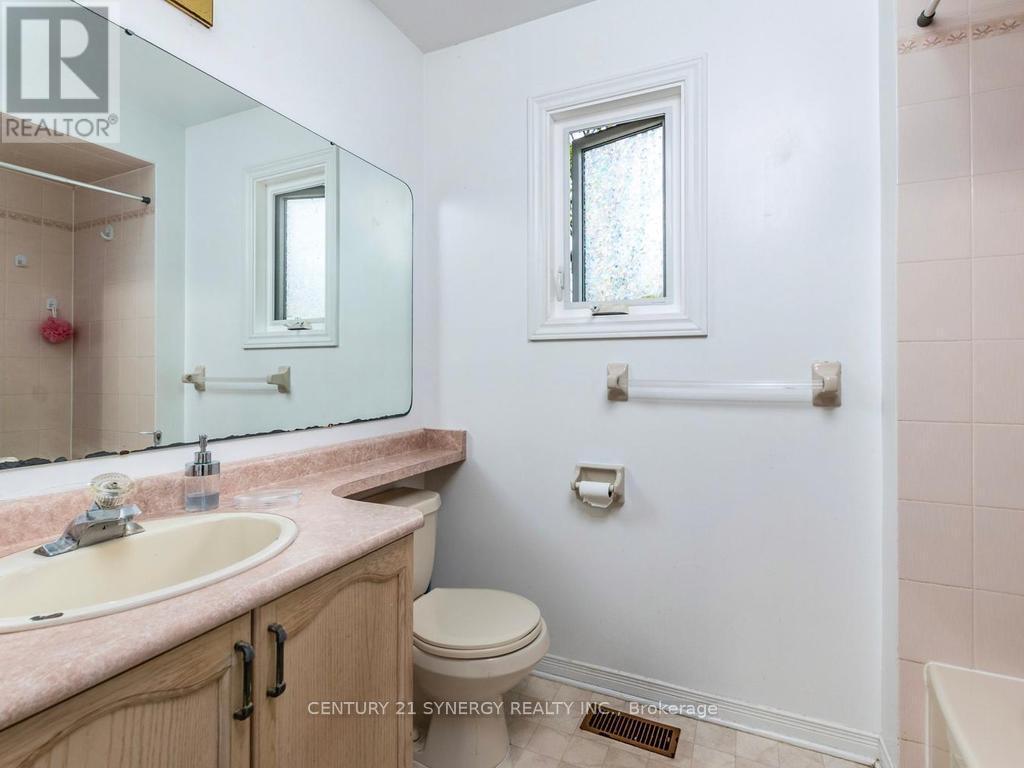 4 piece bath on second level - 1 Winnegreen Court, Ottawa, ON