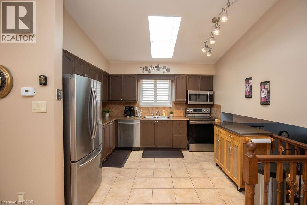 106 Ossington Drive, Hamilton, ON - Indoor Photo Showing Kitchen