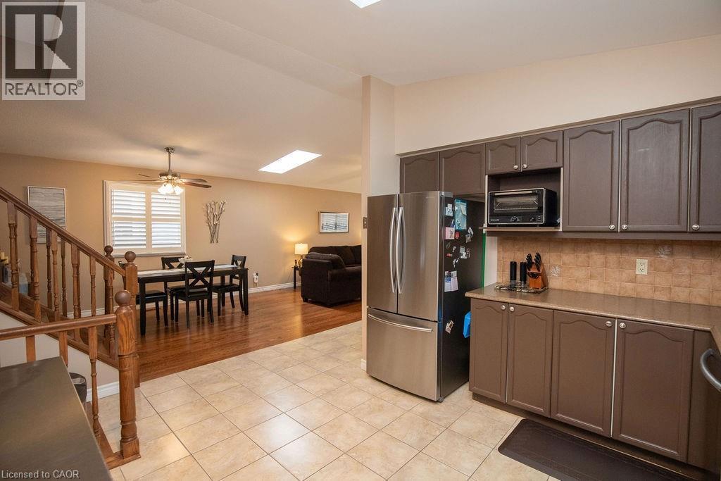 106 Ossington Drive, Hamilton, ON - Indoor Photo Showing Kitchen