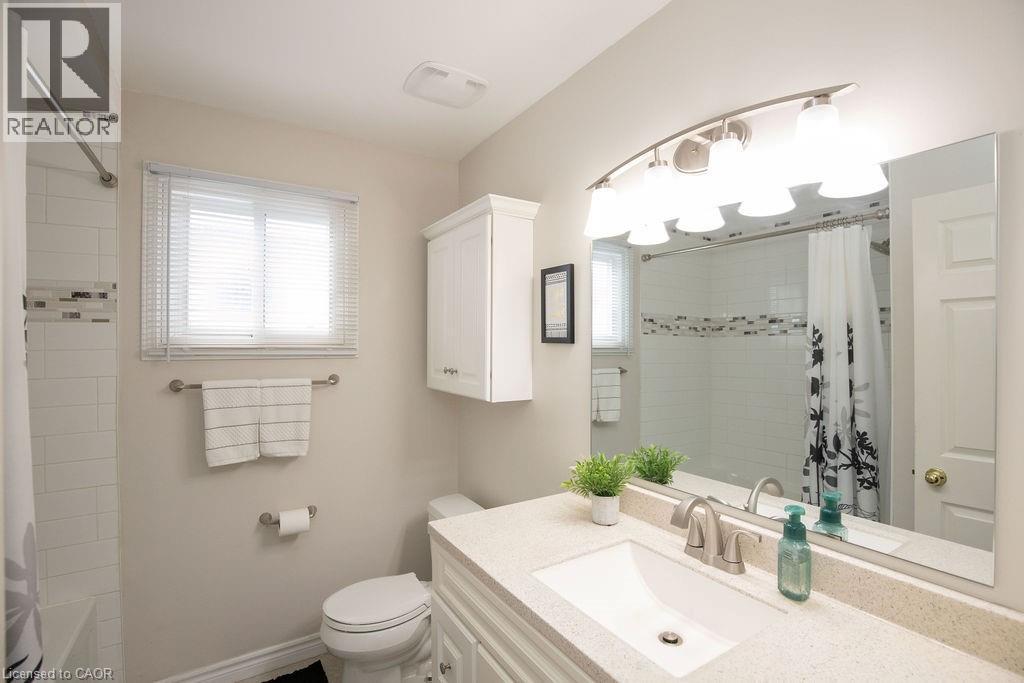 106 Ossington Drive, Hamilton, ON - Indoor Photo Showing Bathroom