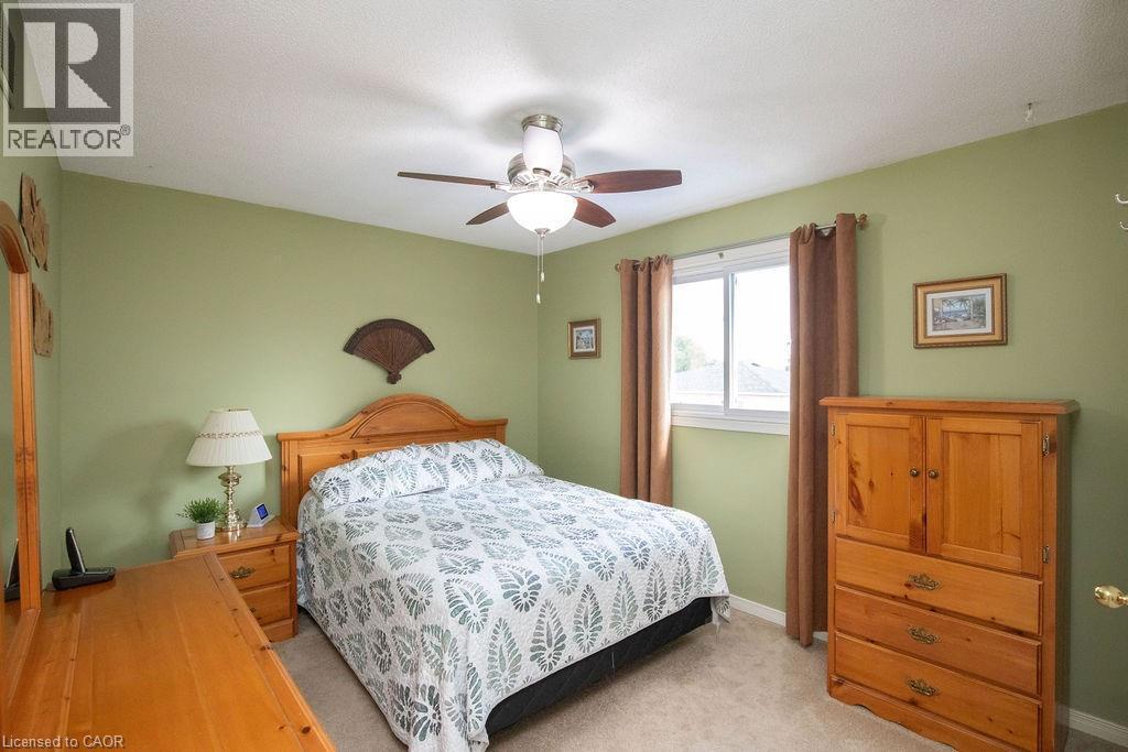 106 Ossington Drive, Hamilton, ON - Indoor Photo Showing Bedroom