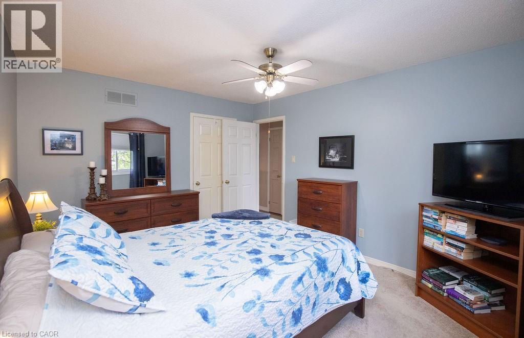 106 Ossington Drive, Hamilton, ON - Indoor Photo Showing Bedroom