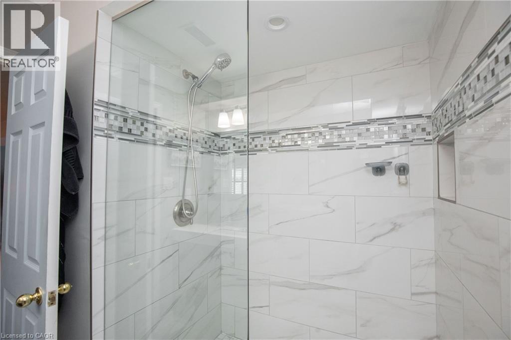 106 Ossington Drive, Hamilton, ON - Indoor Photo Showing Bathroom