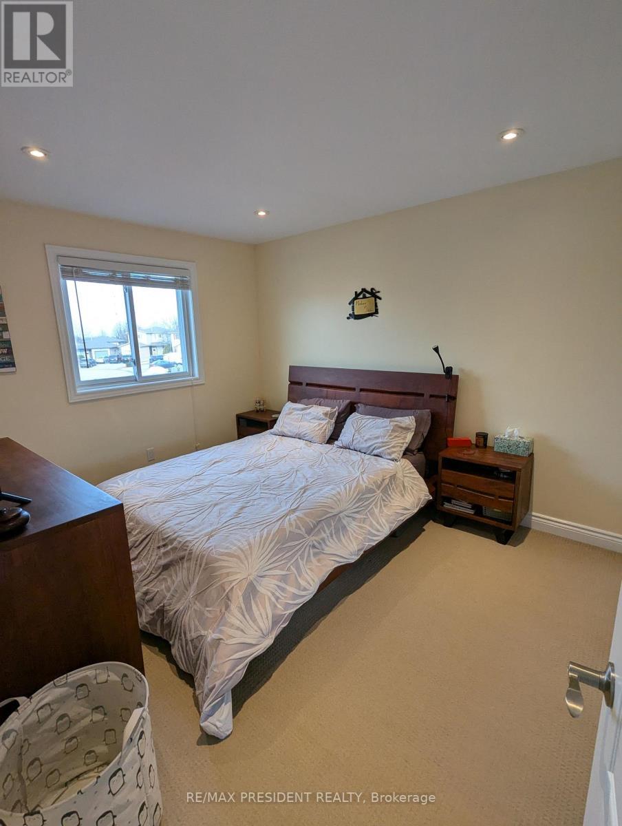 2563 Whittaker Drive, Burlington, ON