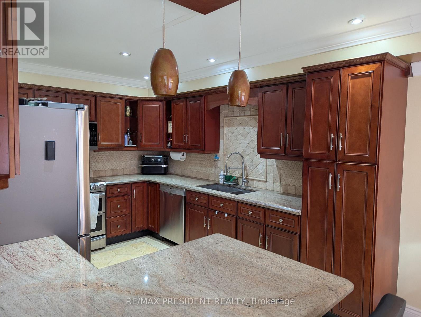 2563 Whittaker Drive, Burlington, ON