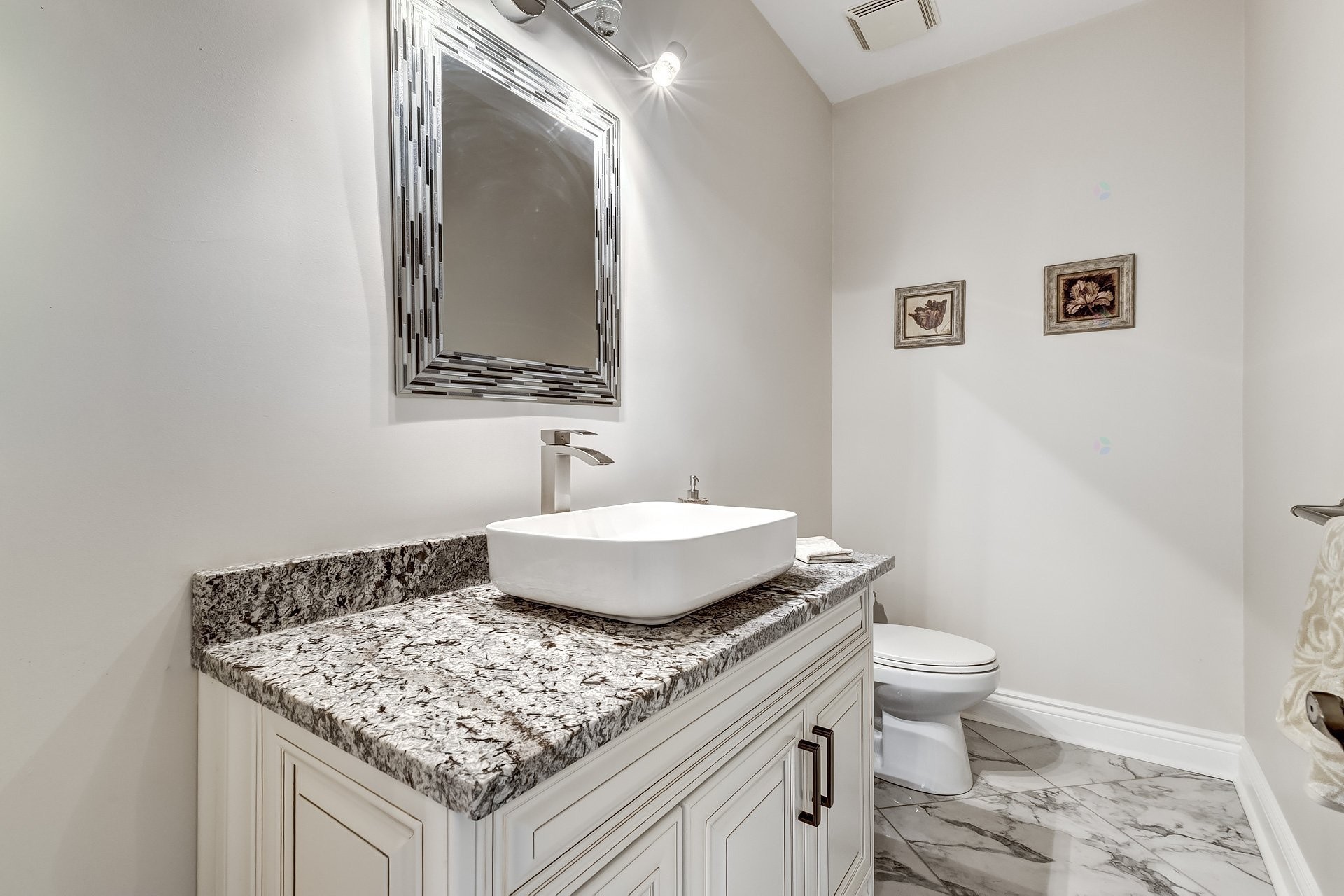 Powder room - 425 Av. Des Crécerelles, Beaconsfield, QC
