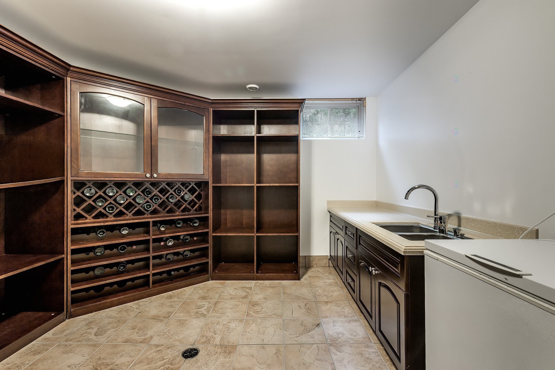 Wine Cellar - 425 Av. Des Crécerelles, Beaconsfield, QC