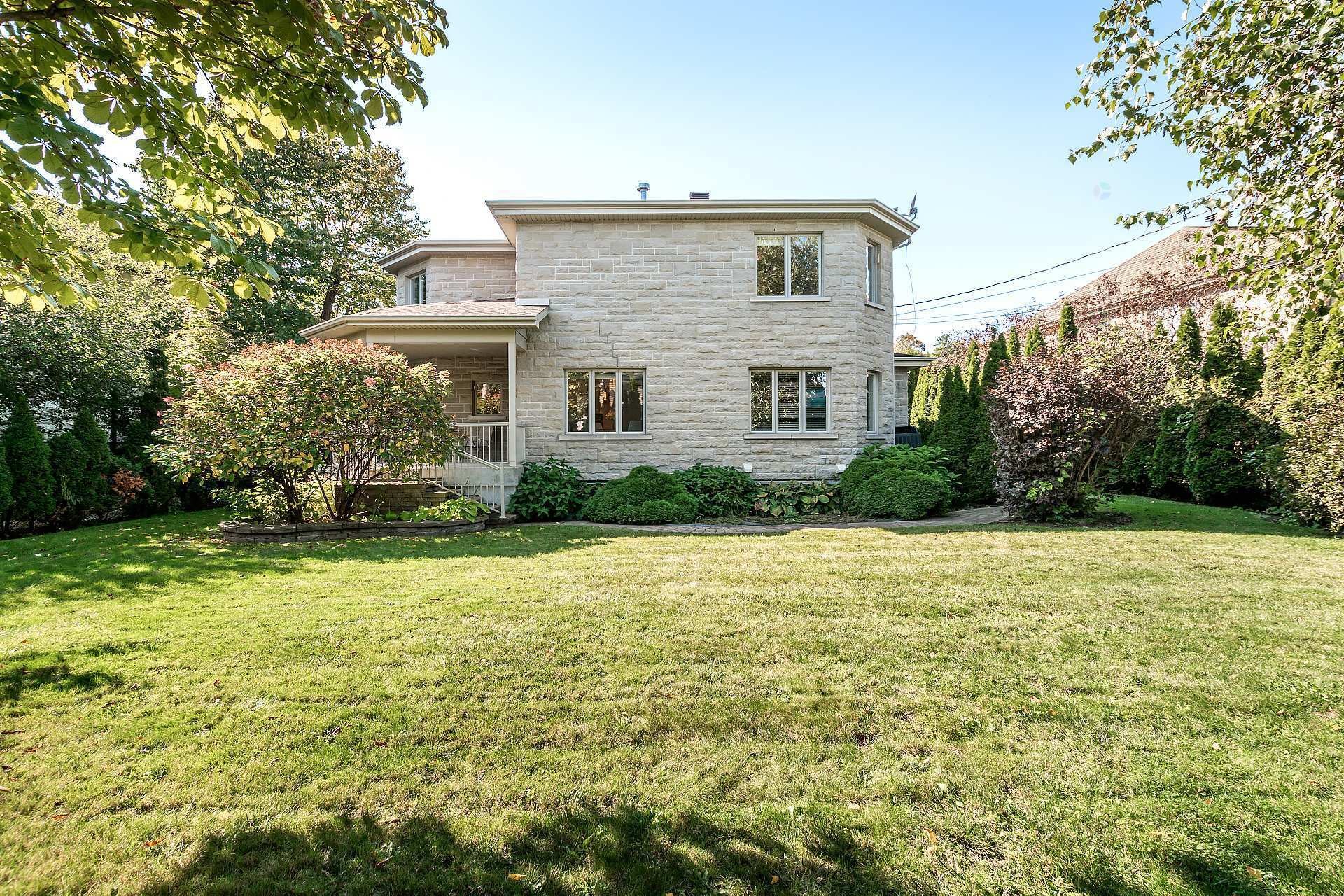 Courtyard - 425 Av. Des Crécerelles, Beaconsfield, QC