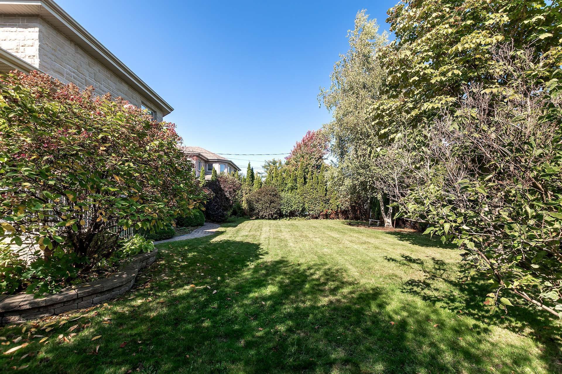 Courtyard - 425 Av. Des Crécerelles, Beaconsfield, QC