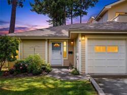 #35-909 Admirals Rd Esquimalt, BC V9A 2P1