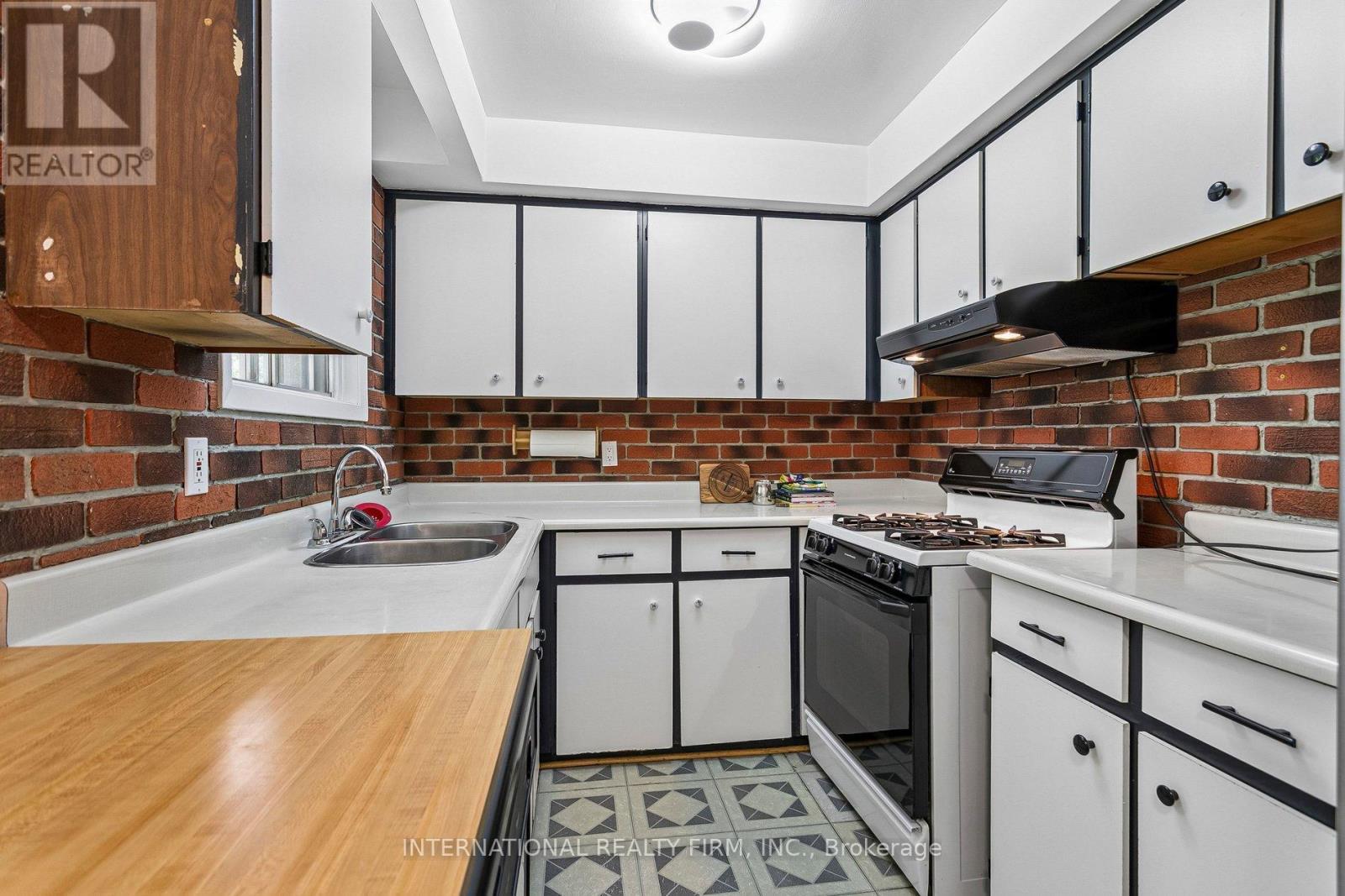 33 Kendleton Drive, Toronto, ON