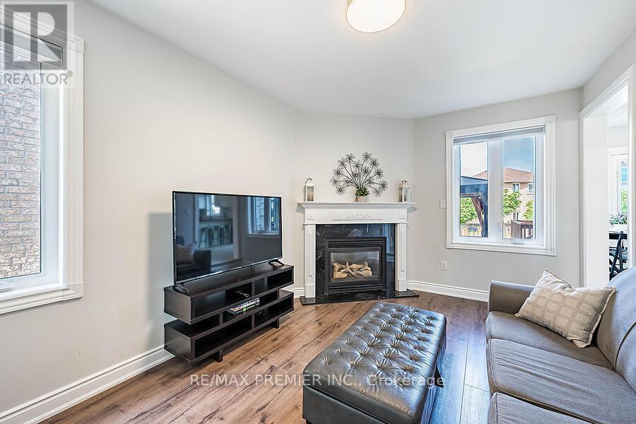 2 Grace Crescent, Barrie, ON