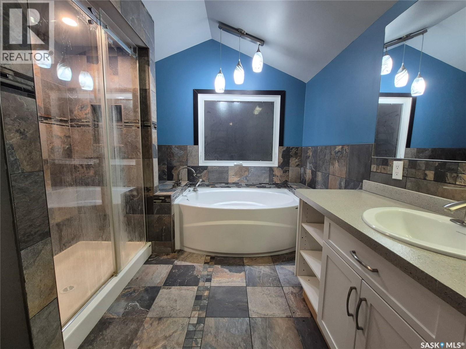 826 Chaplin Street E, Swift Current, SK