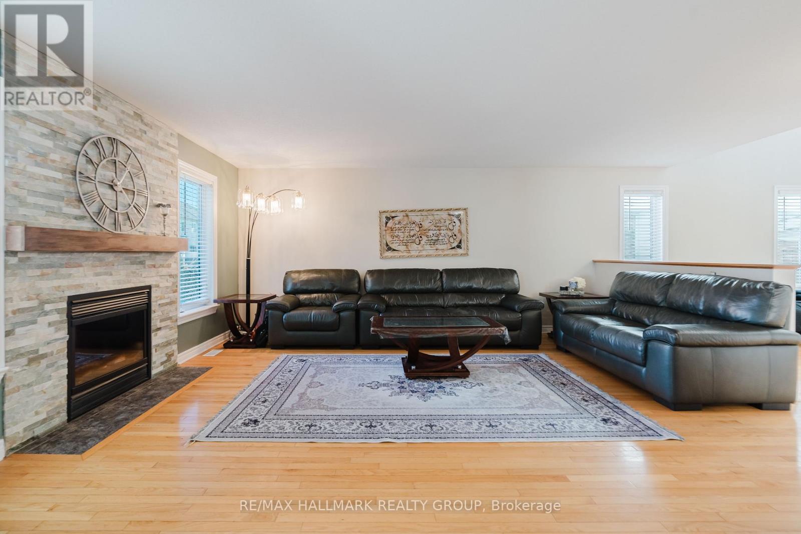 Spacious living room - 800 Long Point Circle, Ottawa, ON
