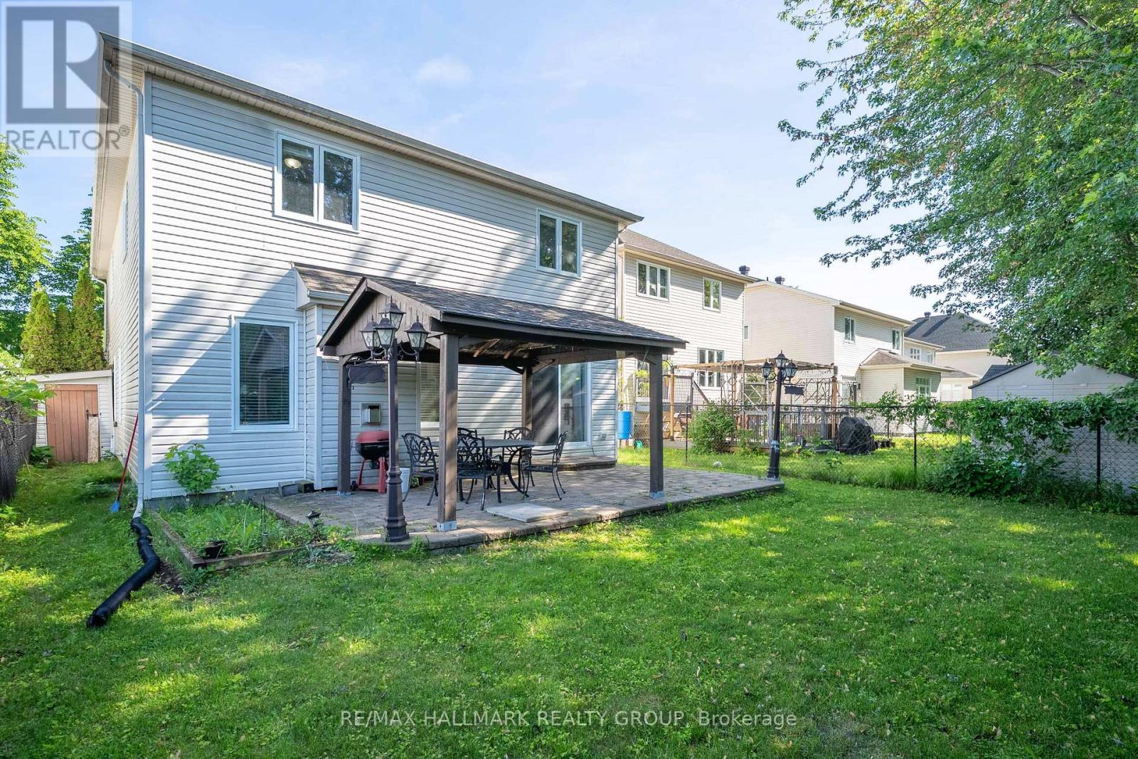Fully fenced yard - 800 Long Point Circle, Ottawa, ON
