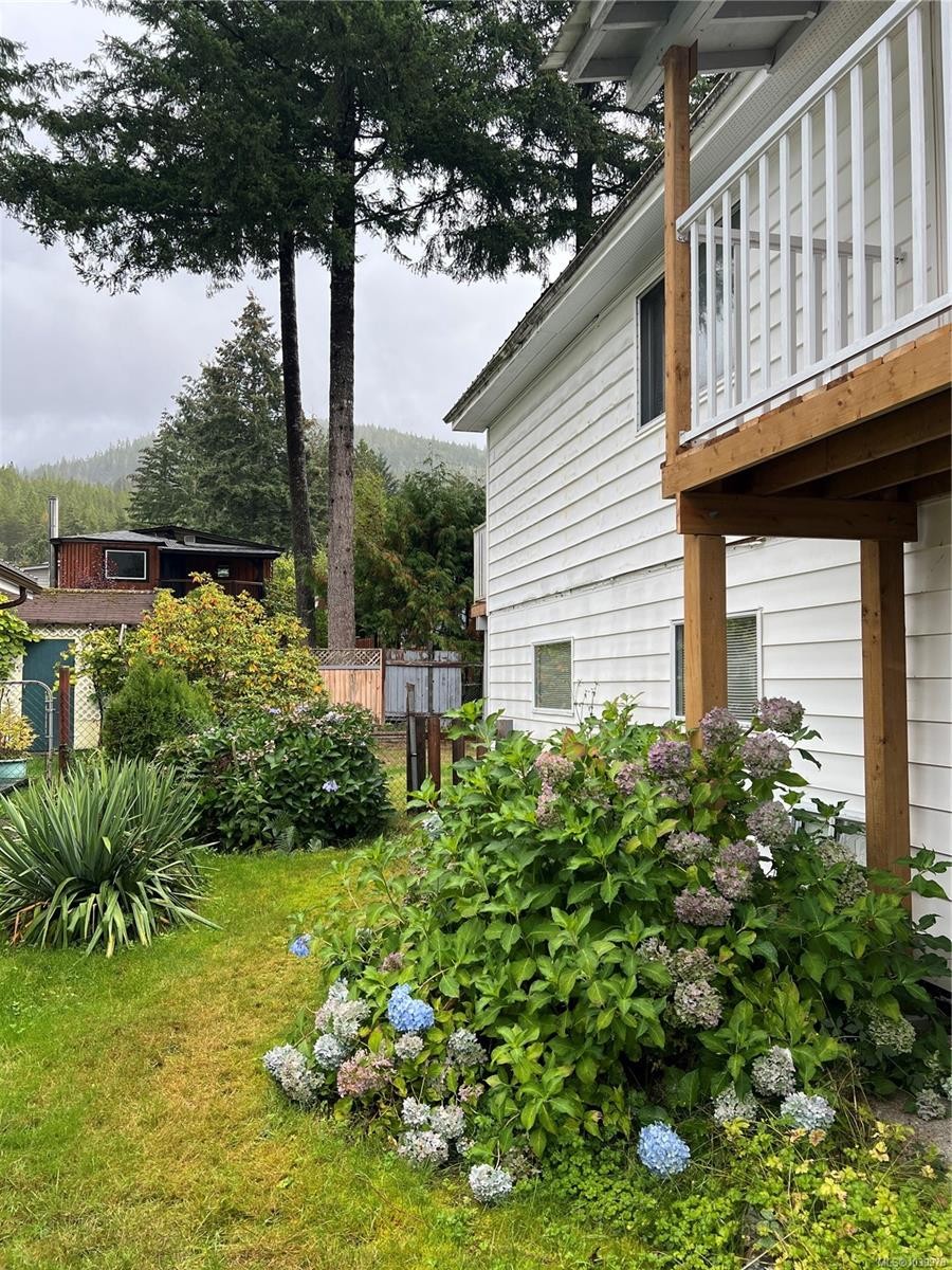 406 Matchlee Dr, Gold River, BC