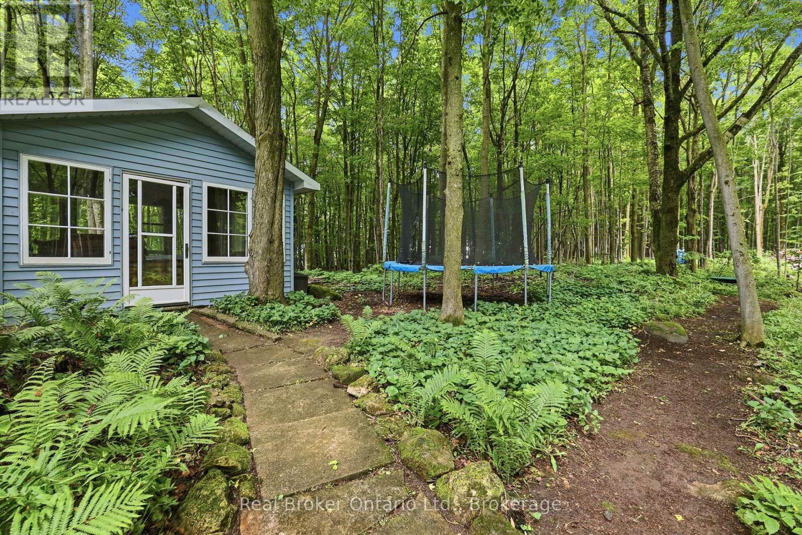 Cedar-lined Hot tub hut - 805500 25 Side Road, Grey Highlands, ON