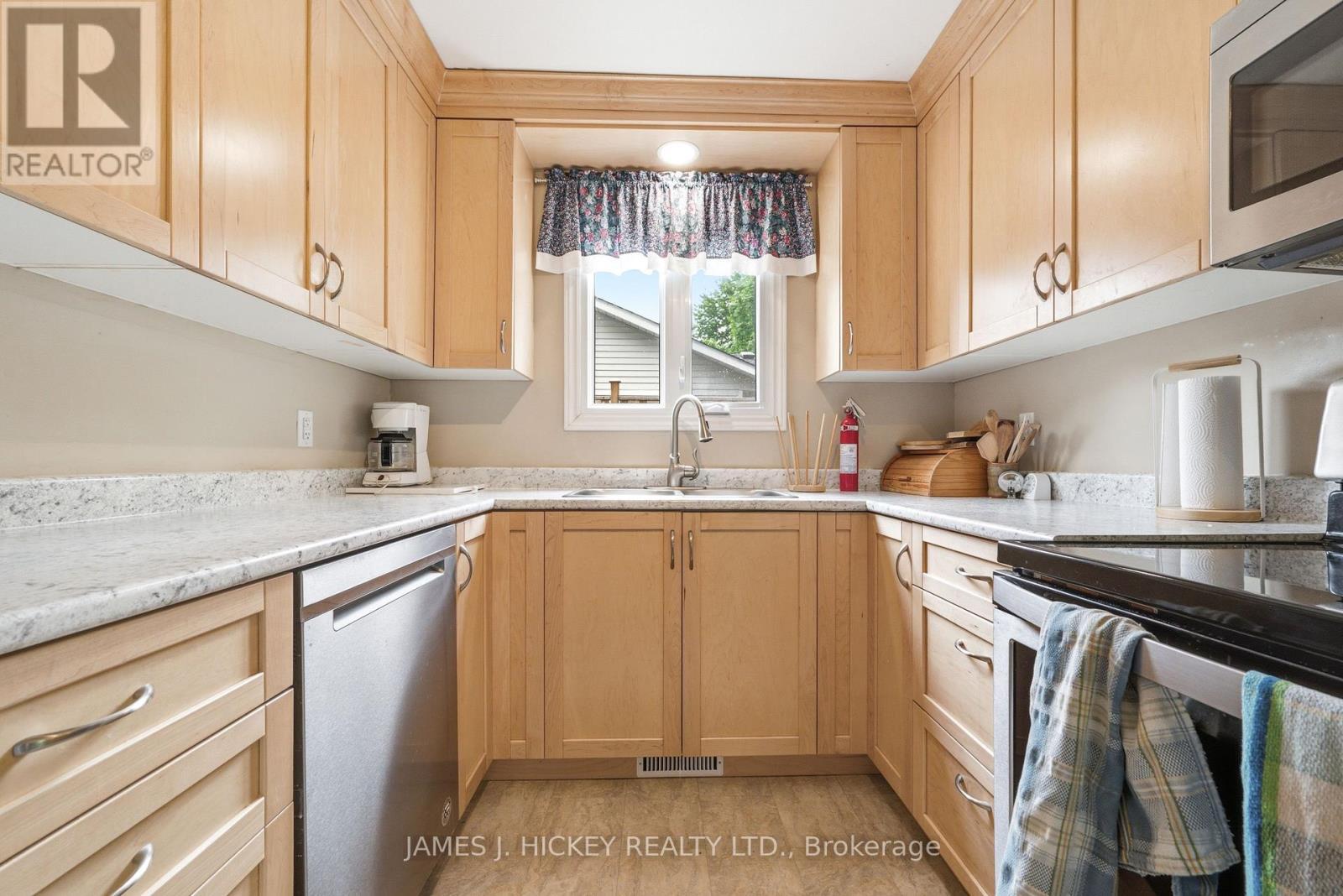 80 Beach Avenue, Deep River, ON