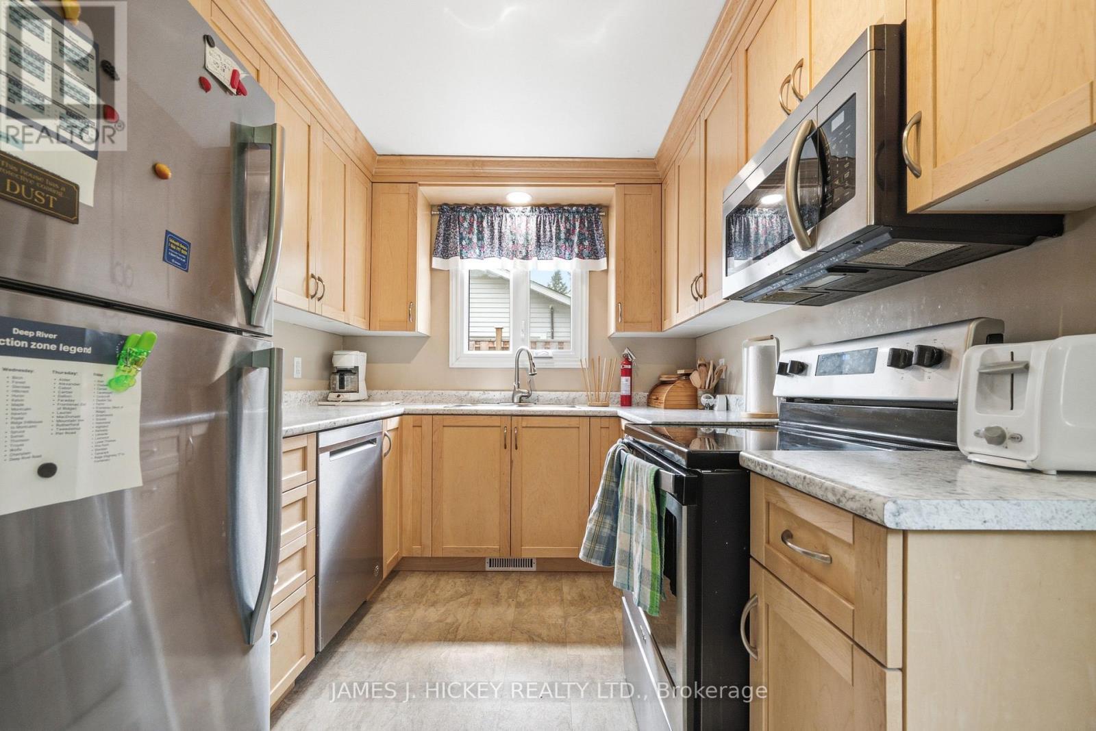 80 Beach Avenue, Deep River, ON